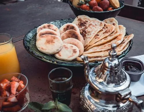 Petit-déjeuner marocain traditionnel servi dans un riad de Marrakech