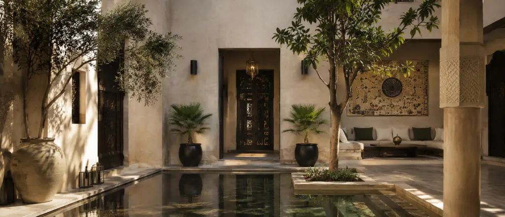 Patio de riad à Marrakech photographié en fin de journée